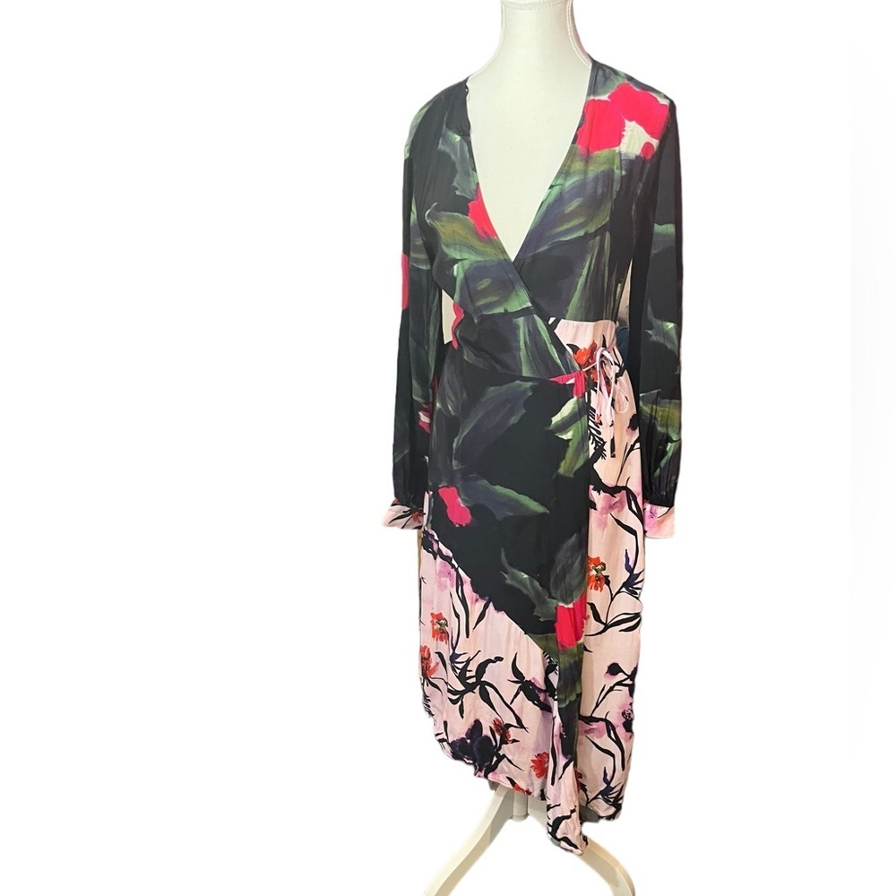 Asymmetrical wrap dress with an artsy floral design so cute H&M